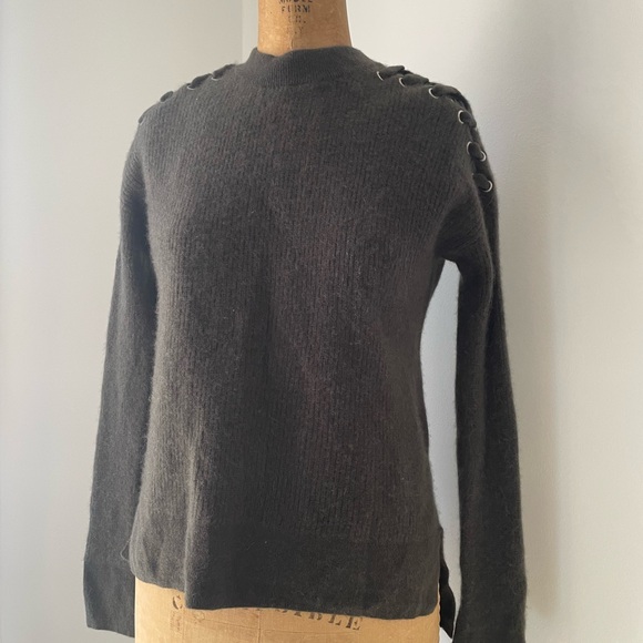 Gently pre-owned Bloomingdale’s cashmere sweater lace up shoulders gray-green S - Picture 7 of 10